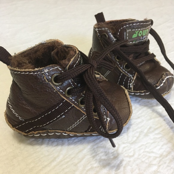 Size 0 US. OutBak’s Leather Sneakers - Picture 6 of 10